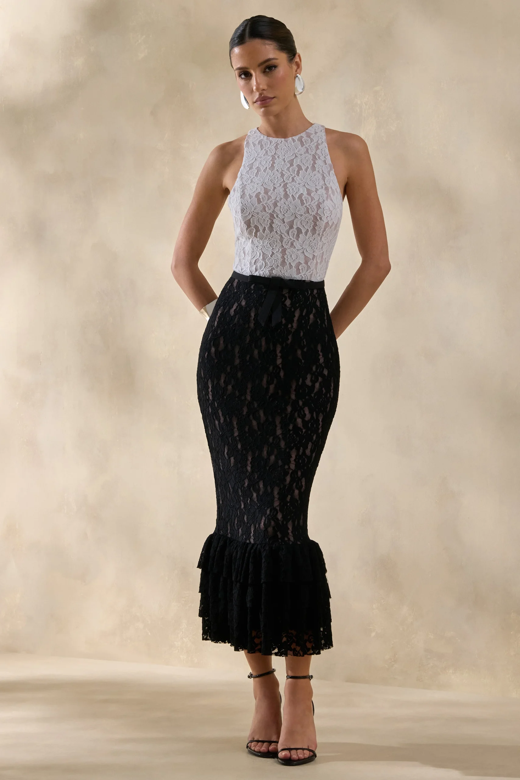 Vionna | Robe mi-longue en dentelle noire et blanche à col haut avec détail de ceinture à nœud – Image 5