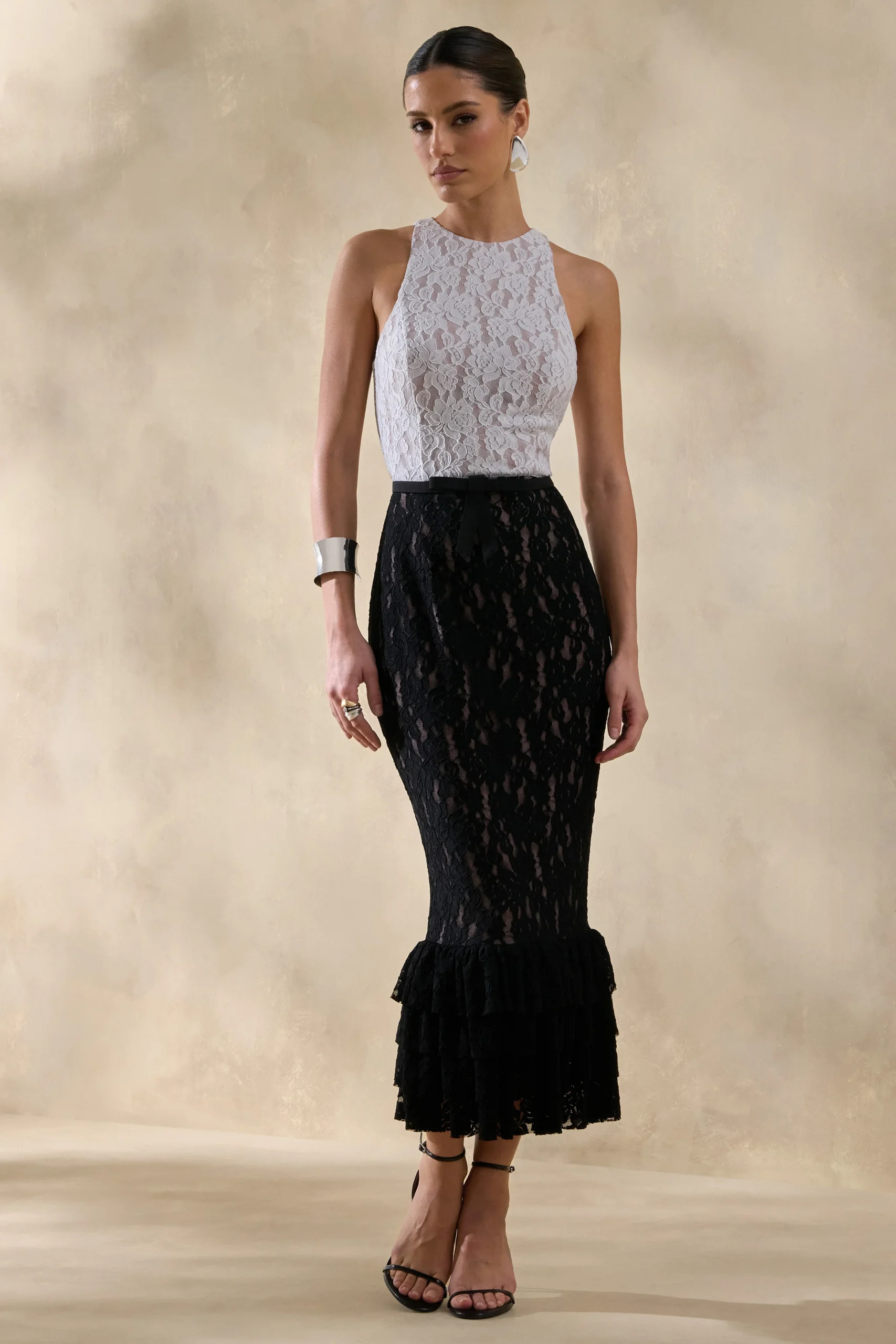 Vionna | Robe mi-longue en dentelle noire et blanche à col haut avec détail de ceinture à nœud – Image 2