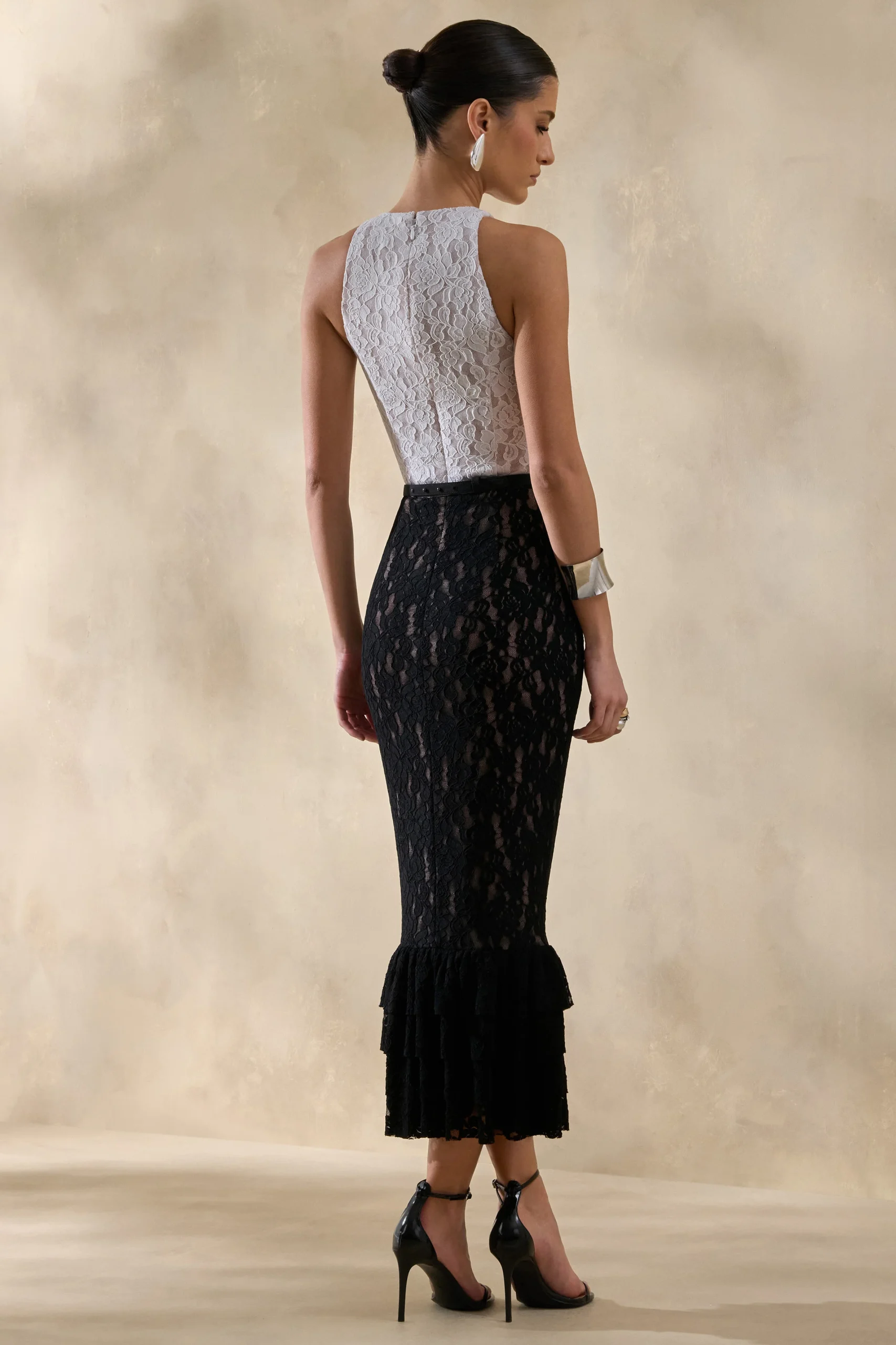Vionna | Robe mi-longue en dentelle noire et blanche à col haut avec détail de ceinture à nœud – Image 3
