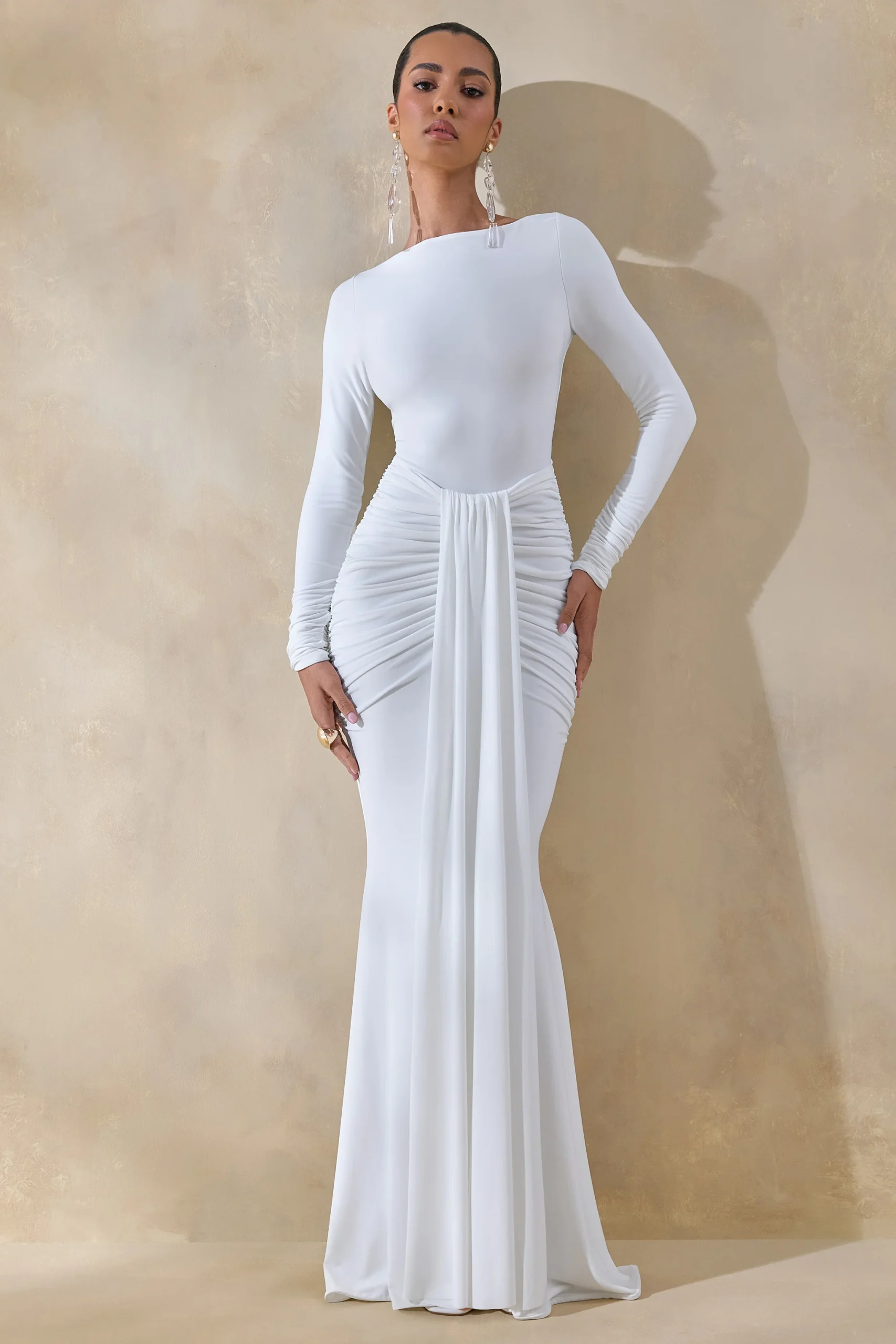 Liatris | Robe longue blanche à encolure large avec détails froncés – Image 6