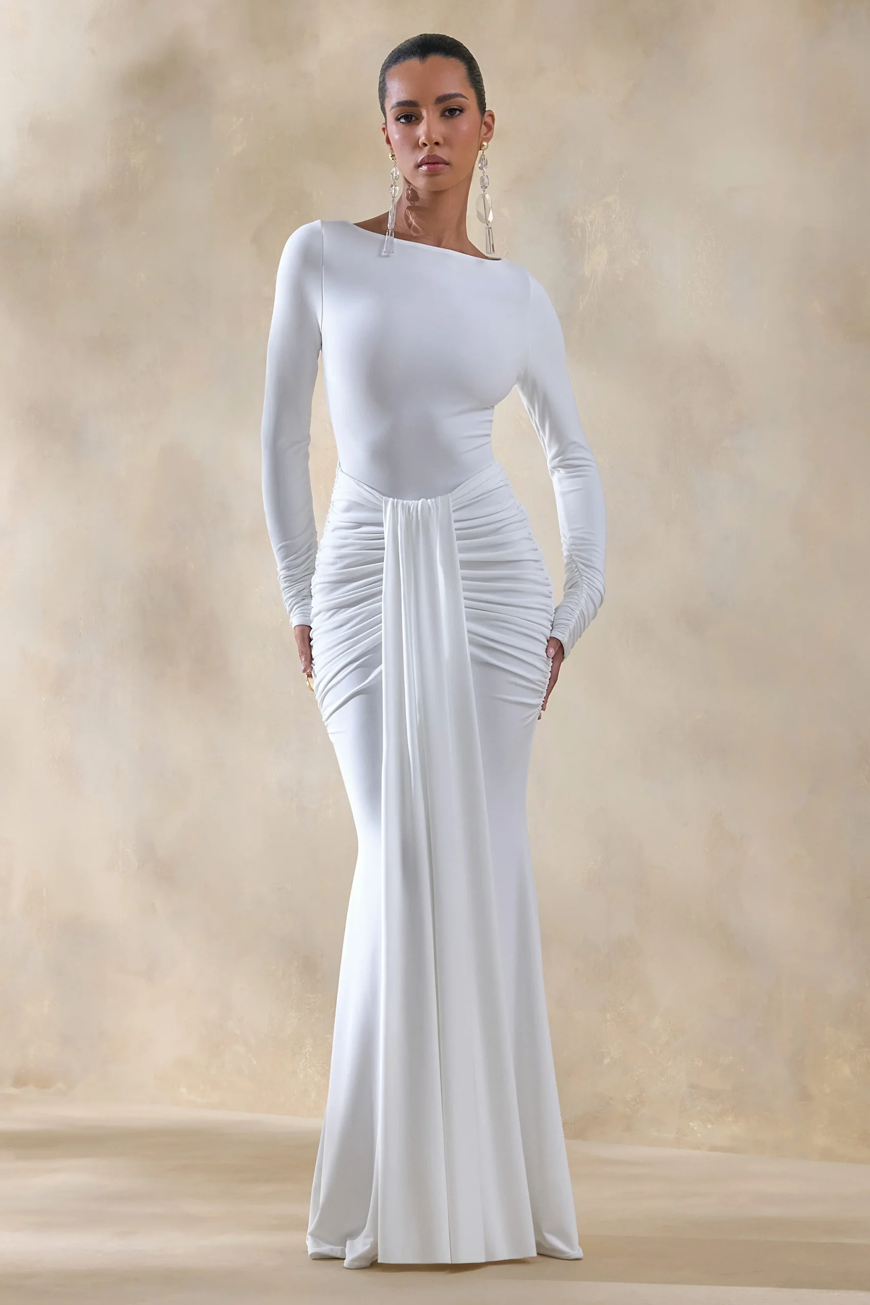 Liatris | Robe longue blanche à encolure large avec détails froncés – Image 2
