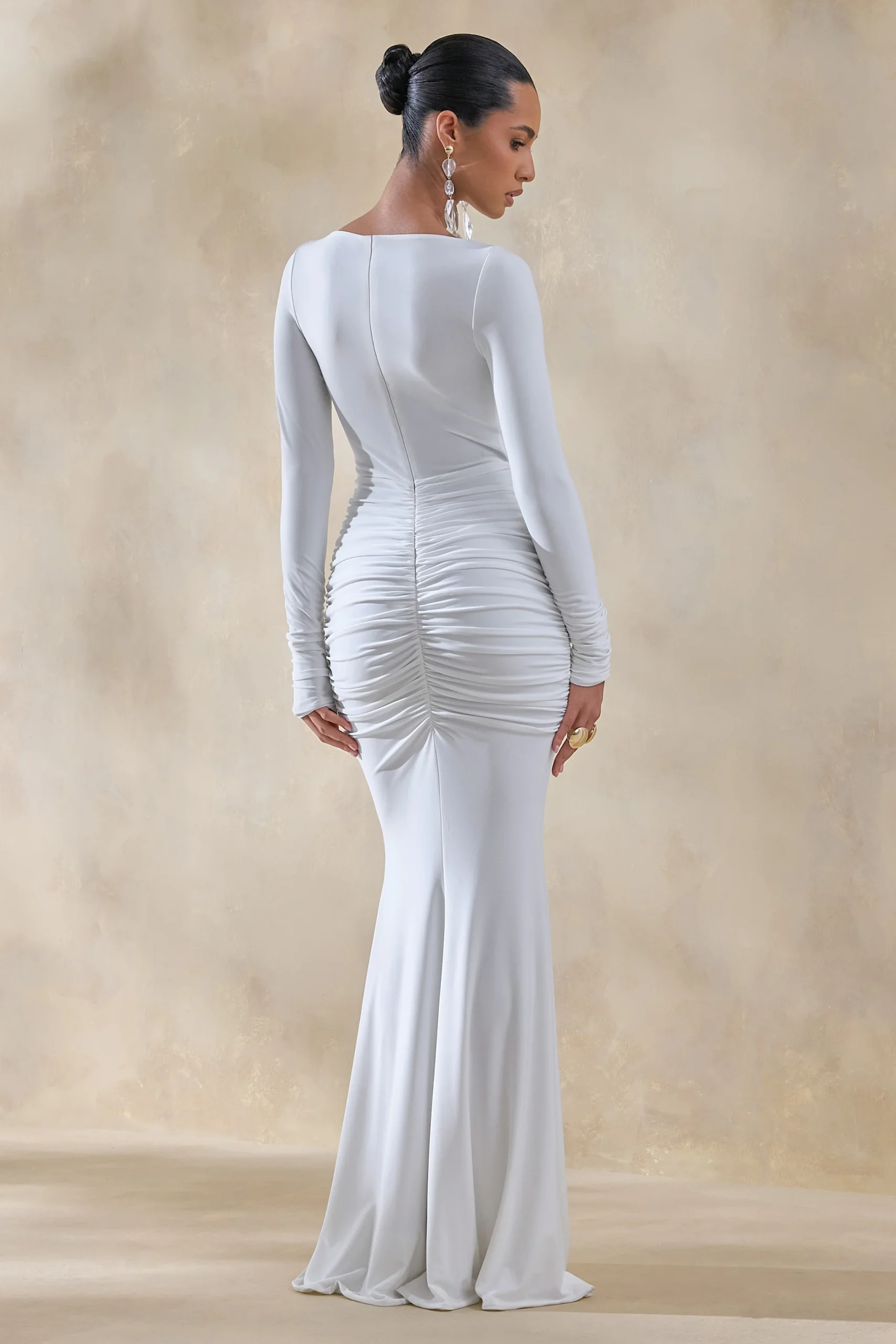 Liatris | Robe longue blanche à encolure large avec détails froncés – Image 3